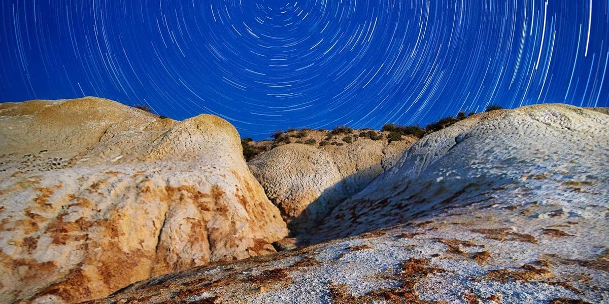 Pessoas felizes aproveitando benefícios